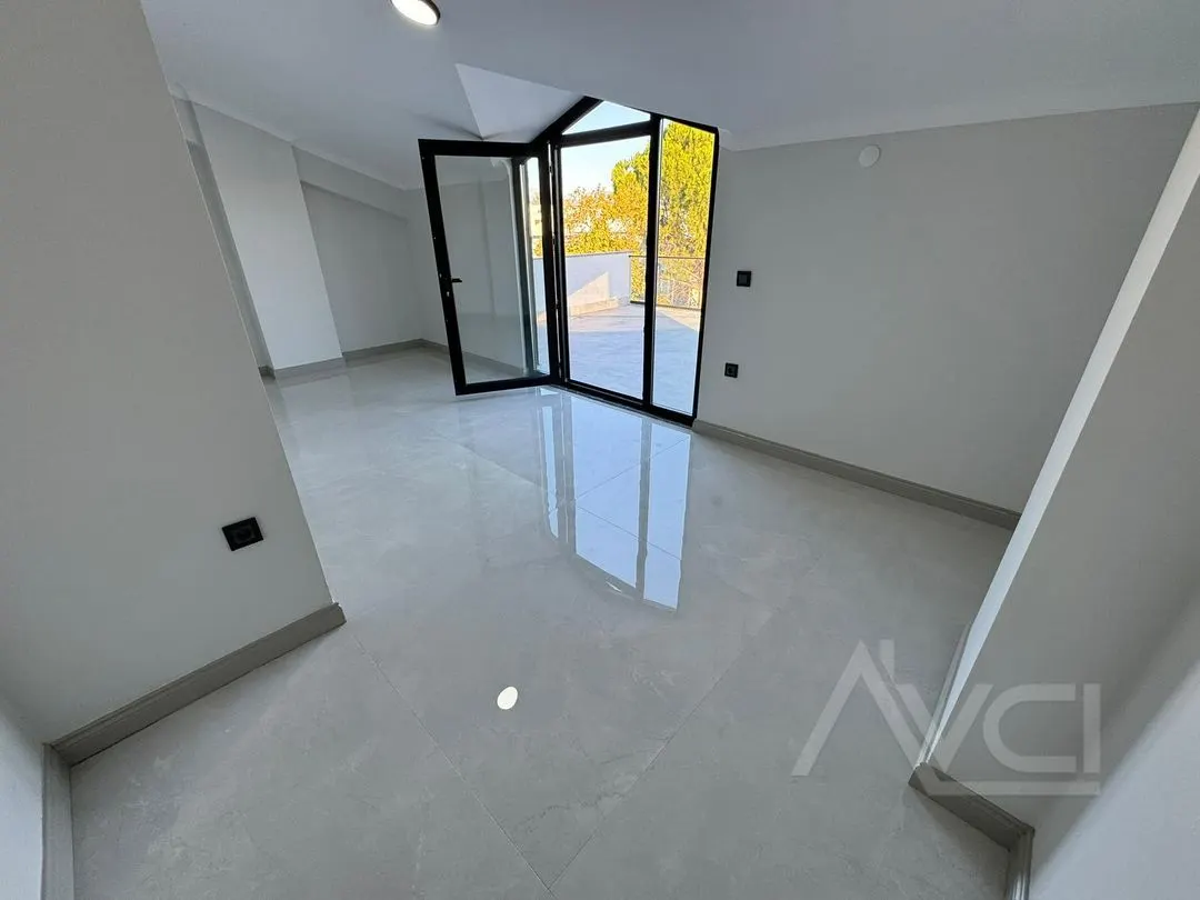 AVCI’DAN YÜRÜYÜŞ YOLUNDA CEPHELİ 400M2 ARSA İÇİNDE VİLLA