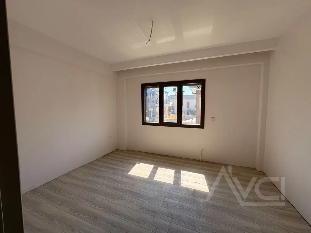 AVCI’DAN  4+1 GİRİŞTE ODALI DENİZE  YAKIN SİTE İÇİ SIFIR VİLLA