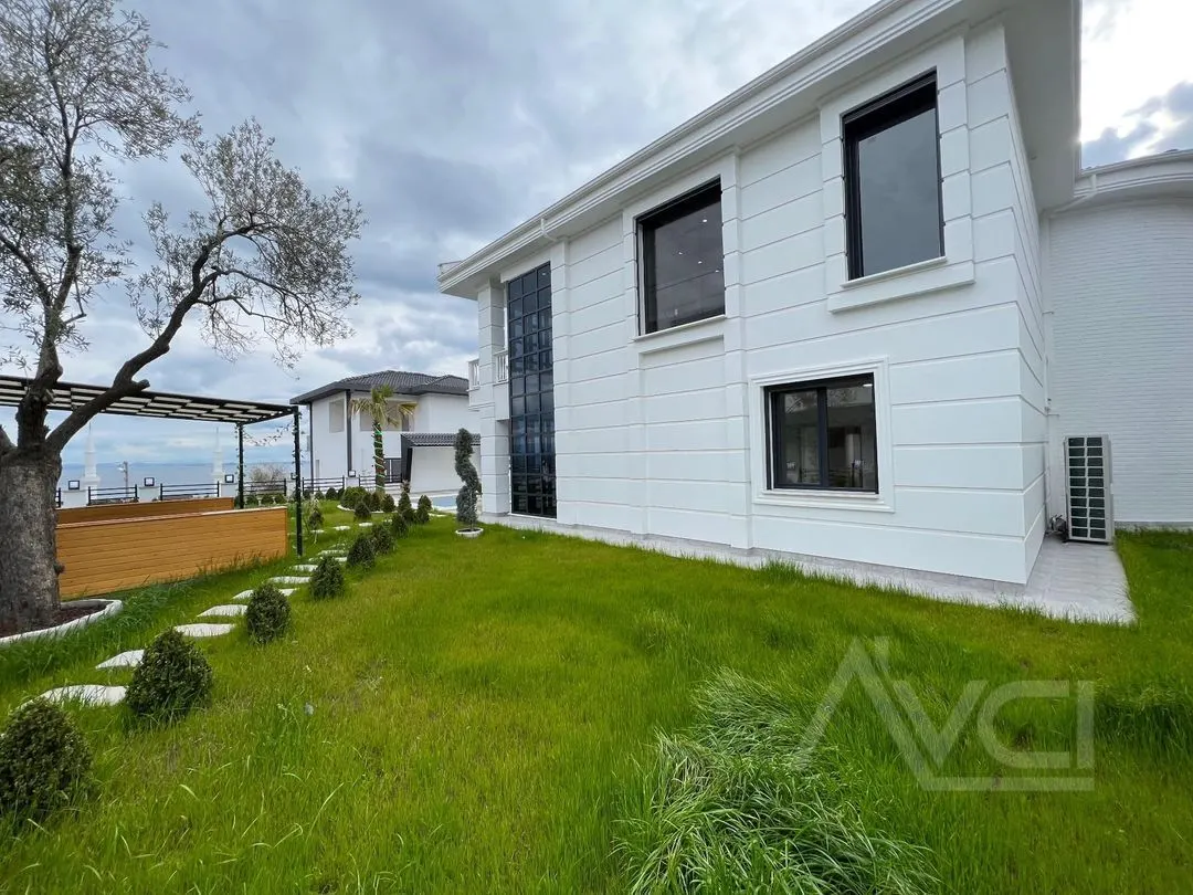 AVCI’DAN ALTINOLUK’TA 600M2 ARSA İÇİNDE BEYAZ KONAK