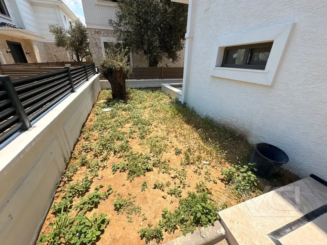 AVCI’DAN GİRİŞTE ODALI 4+1 TERASLI VİLLA