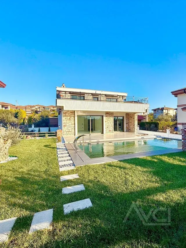 AVCI’DAN 700 M2 ARSA 6+1 GİRİŞ ODALI MÜSTAKİL HAVUZLU VİLLA