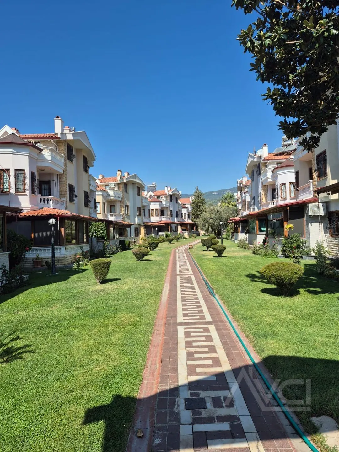 GÜRE KORDON’DA DENİZE SIFIR SİTE İÇİ 4+1