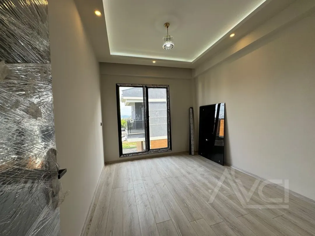 AVCI'DAN OTELLER BÖLGESİNDE GİRİŞTE ODALI MÜSTAKİL HAVUZLU VİLLA