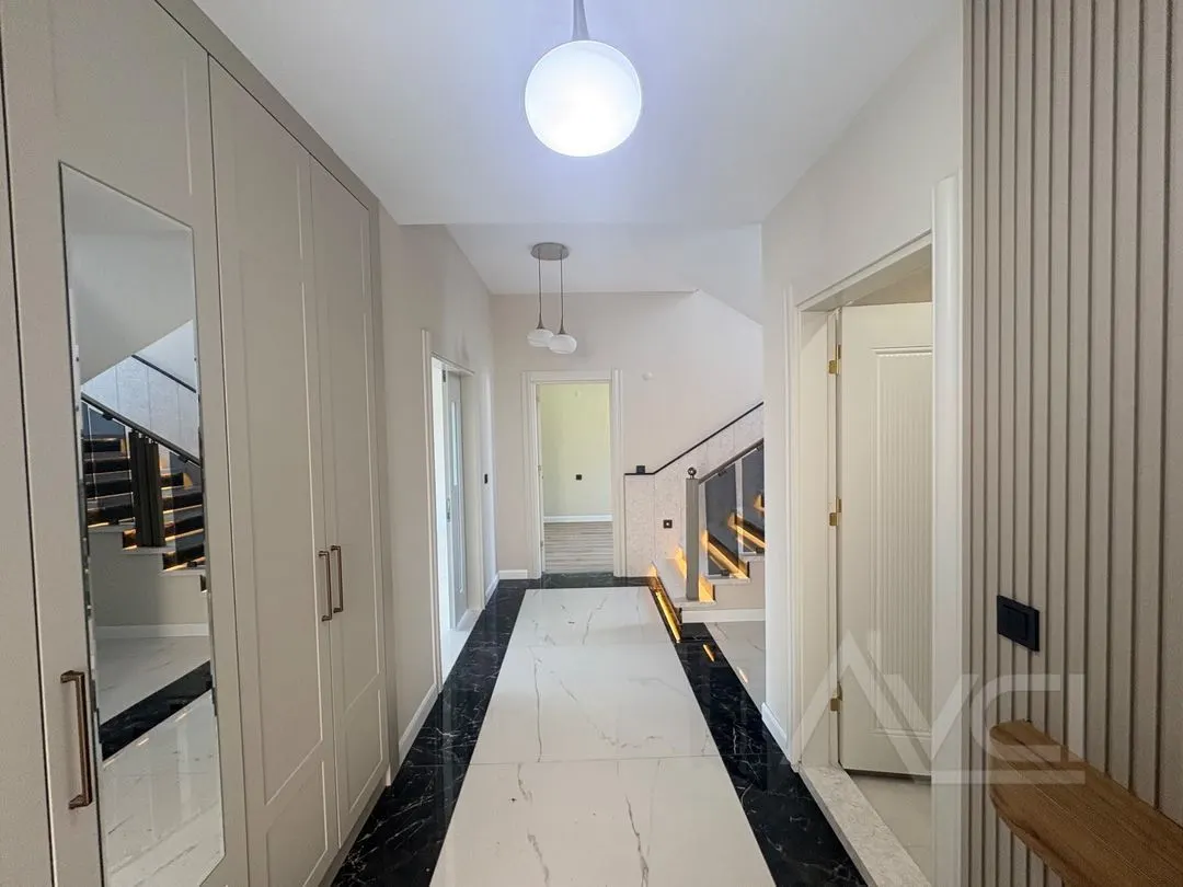 AVCI’DAN GÜRE OTELLER BÖLGESİNDE 4+1 OTOPARKLI BAHÇELİ TEK MÜSTAKİL VİLLA
