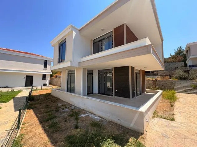 AVCI’DAN DENİZ MANZARALI MÜSTAKİL AYRI MUTFAKLI 3+1 VİLLA