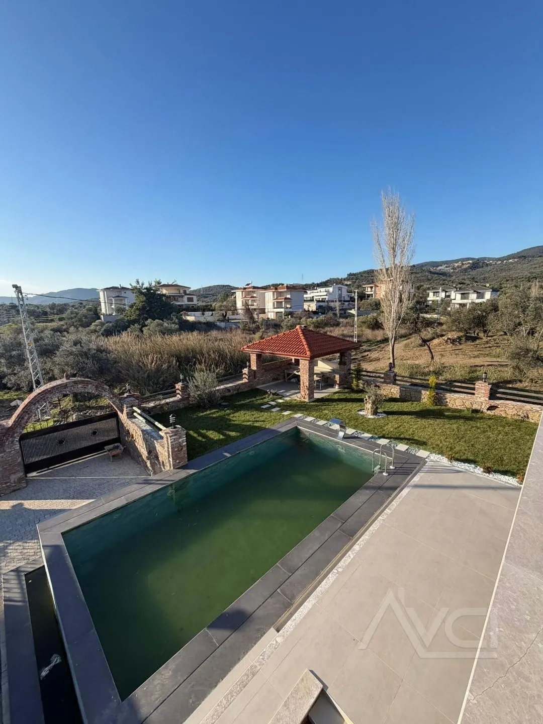 AVCI’DAN 700 M2 ARSA 6+1 GİRİŞ ODALI MÜSTAKİL HAVUZLU VİLLA