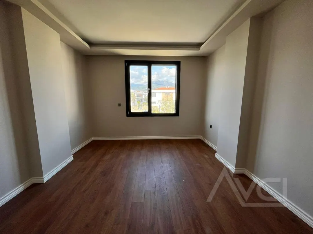 AVCI’DAN 3+1 HAVUZLU DENİZE 200 MT FUL EŞYALI YOL CEPHELİ VİLLA