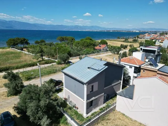 AVCI’DAN İSKELE’DE DENİZE SIFIR 5+2 300M2 VİLLA