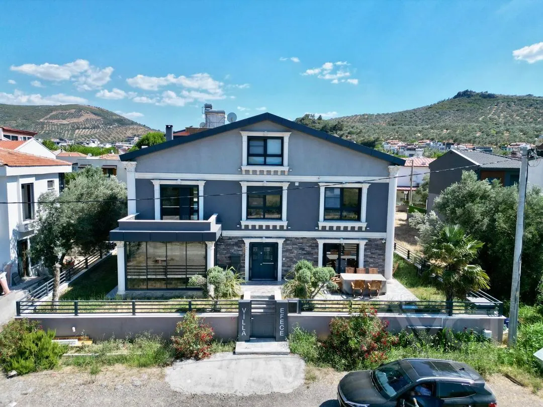 AVCI’DAN İSKELE’DE DENİZE SIFIR 5+2 300M2 VİLLA