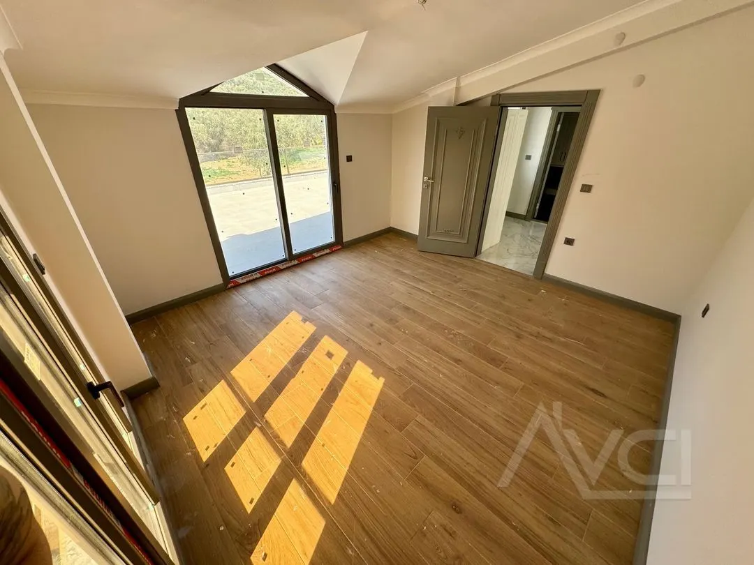 NARLIDA DENİZE 300MT 3+1 GENİŞ BAHÇE ALANI + HAVUZ  AYRI MUTFAK TERASLI