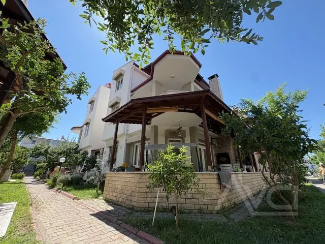 AVCI’DAN SİTE İÇERİSİNDE DENİZE 200MT 3+1 EŞYALI VİLLA