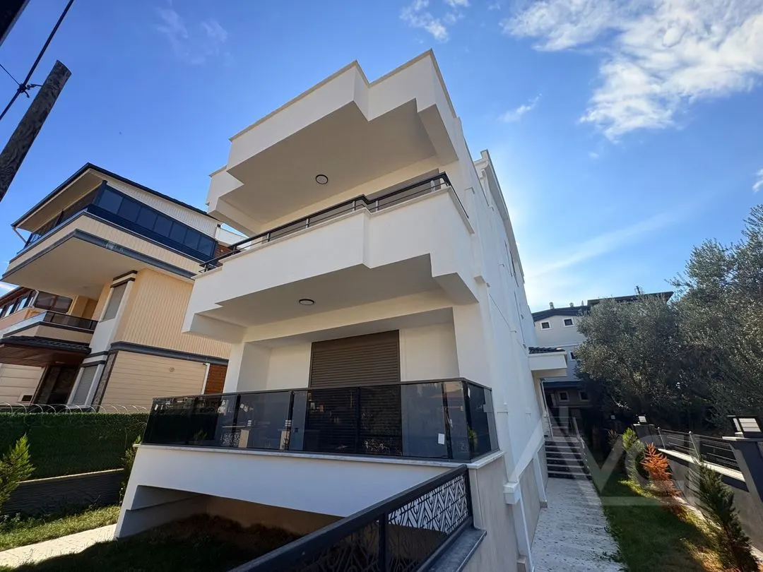 AVCI’DAN GÜRE YOL ALTINDA DENİZE YÜRÜME MESAFESİ 3+1 TERASLI LÜKS FIRSAT VİLLA