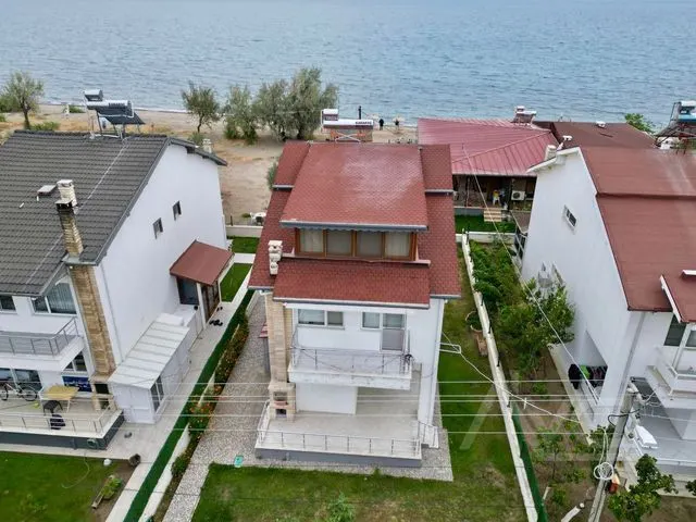FENERDE DENİZE SIFIR 300M2 ARSA TAM MÜSTAKİL 5+1 VİLLA