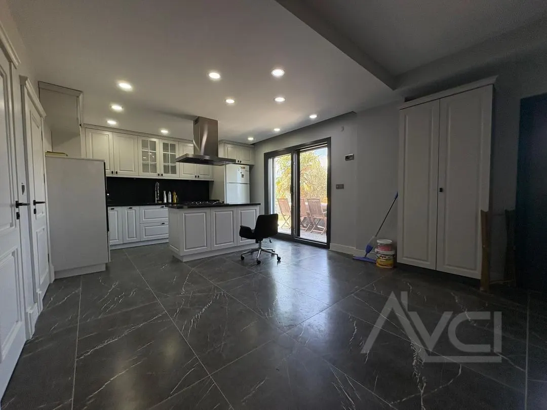 AVCI’DAN İSKELE’DE DENİZE SIFIR 5+2 300M2 VİLLA