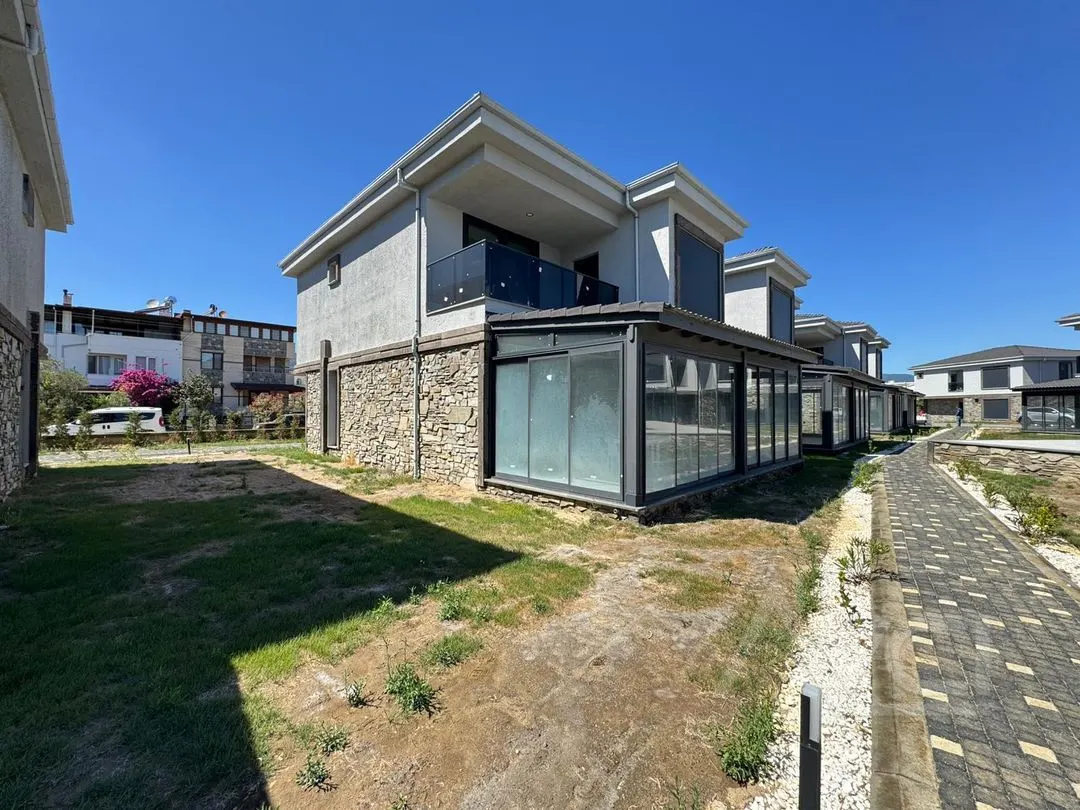 AVCI’DAN TEK YETKİ GÜRE DE DENİZE SIFIR SİTE HAVUZLU 3+1 VİLLA