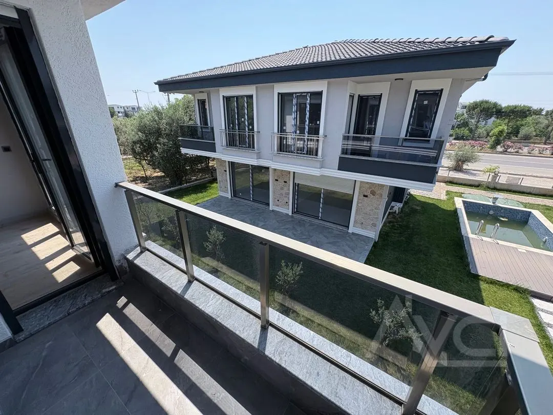 AVCI’DAN KÜÇÜKKUYUDA HAVUZLU SİTE İÇERİSİNDE 3+1 VİLLA