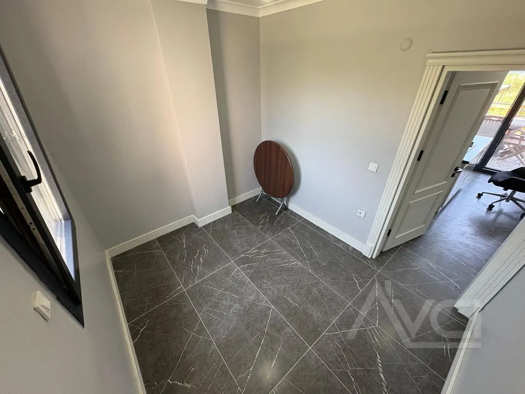 AVCI’DAN İSKELE’DE DENİZE SIFIR 5+2 300M2 VİLLA