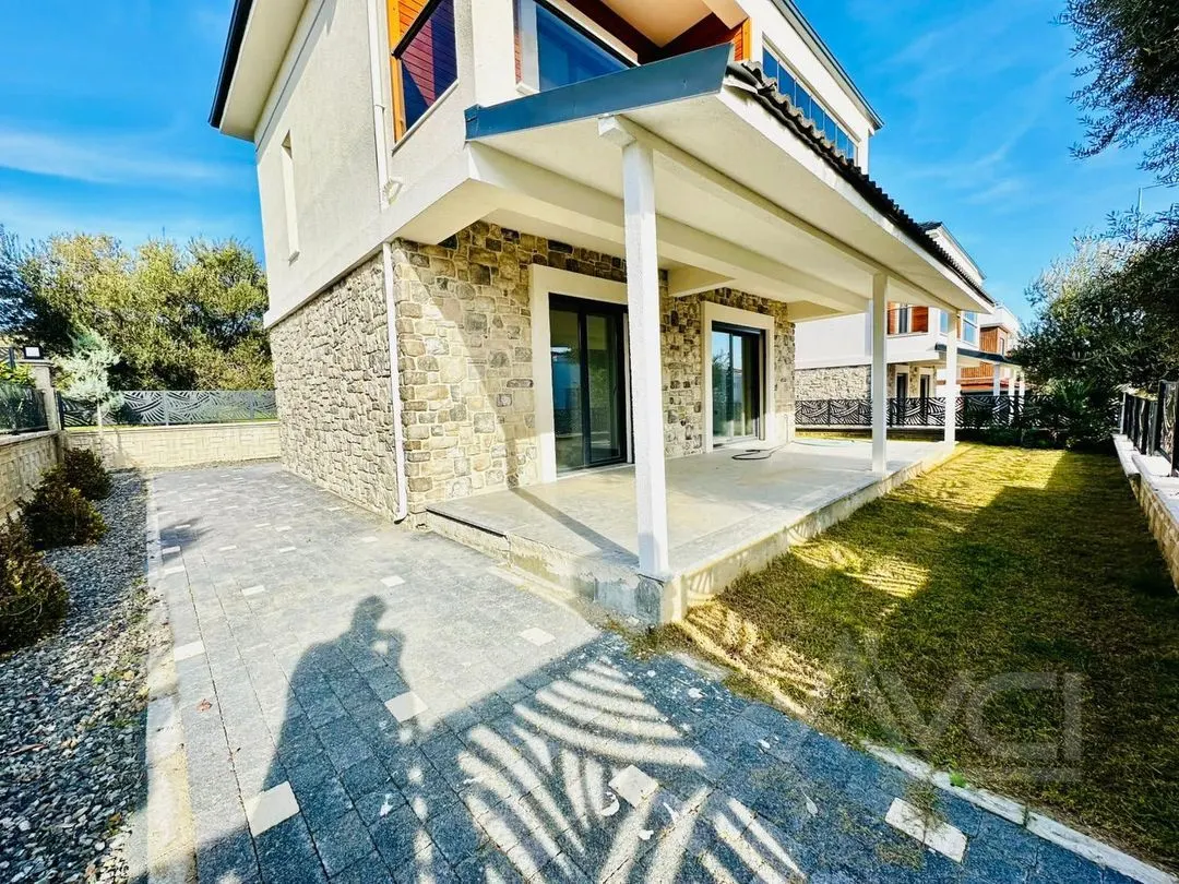 AVCI'DAN DENİZE SIFIR SİTE TAM MÜSTAKİL GİRİŞTE ODALI VİLLA