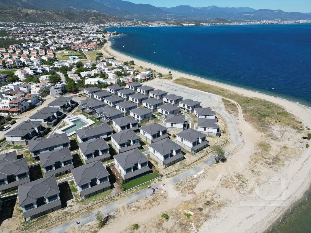 AVCI’DAN TEK YETKİ GÜRE DE DENİZE SIFIR SİTE HAVUZLU 3+1 VİLLA