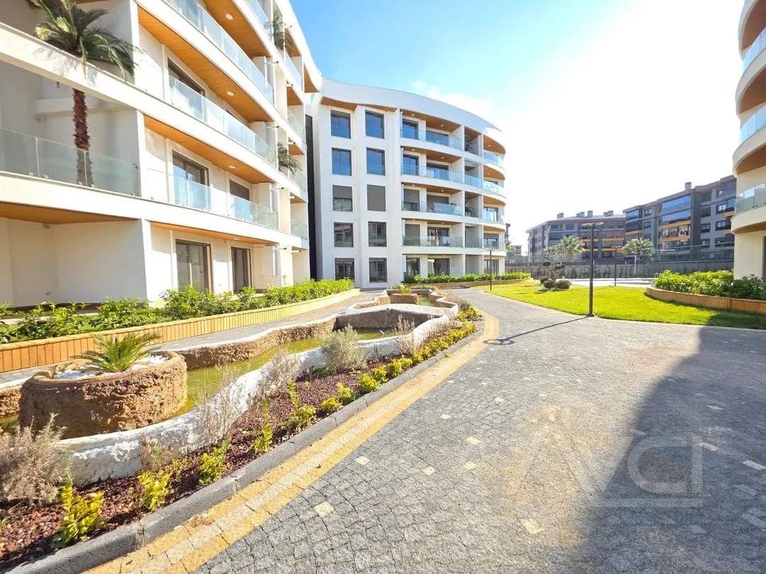 AVCI'DAN ÖREN MODERN'DE YETKİLİ HAVUZLU K.OTOPARKLI 1+1