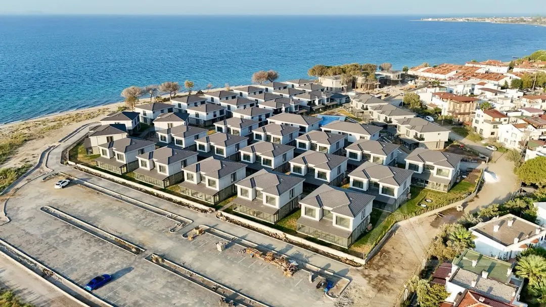 AVCI’ DAN TEK YETKİ 300M2 NET DENİZE SIFIR VİLLA/ÜÇÜNCÜ SIRA