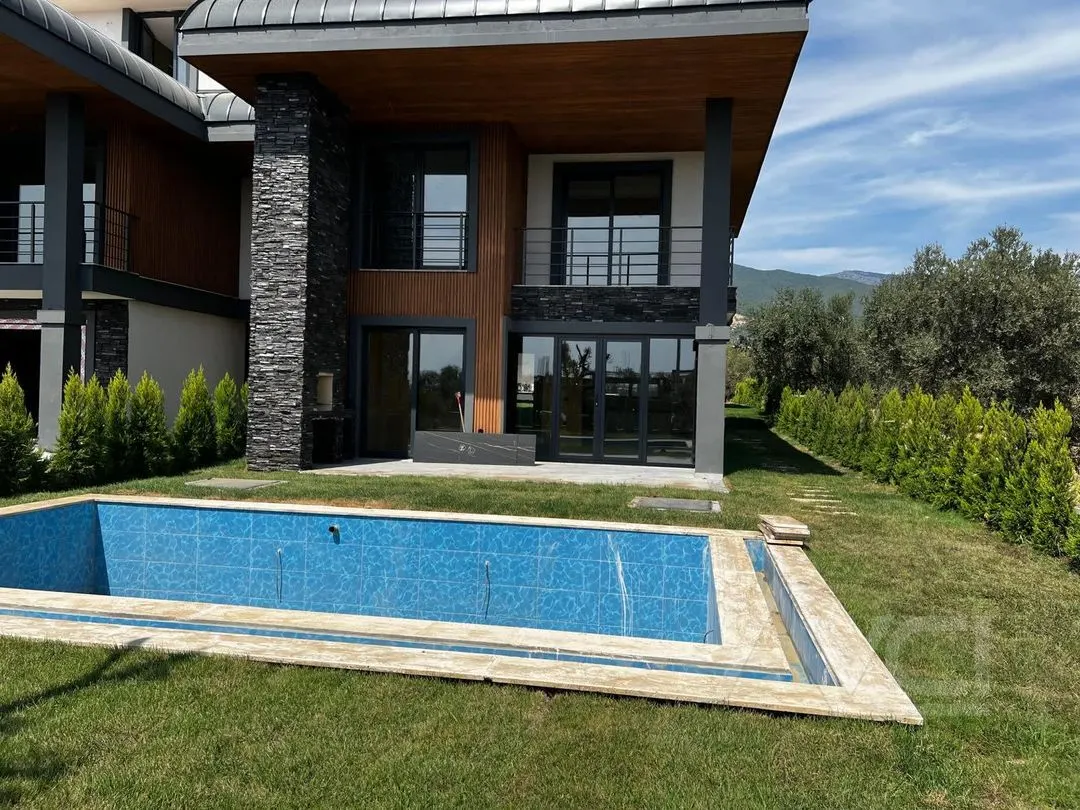OTELLER CİVARINDA 320M2 ARSALI 4+1 MÜSTAKİL HAVUZLU VİLLA