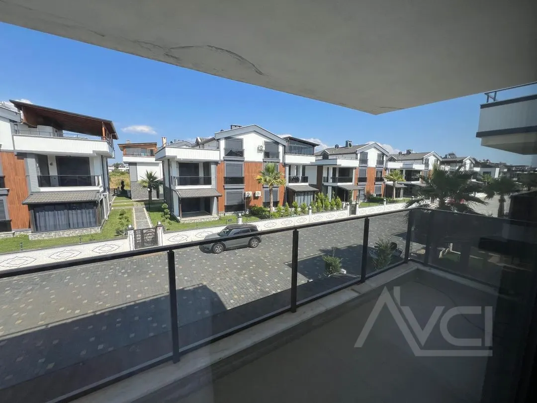AVCI GAYRİMENKUL’DEN DENİZE 300 METRE 3+1 HAVUZLU SİTE  MUTFAK AYRI