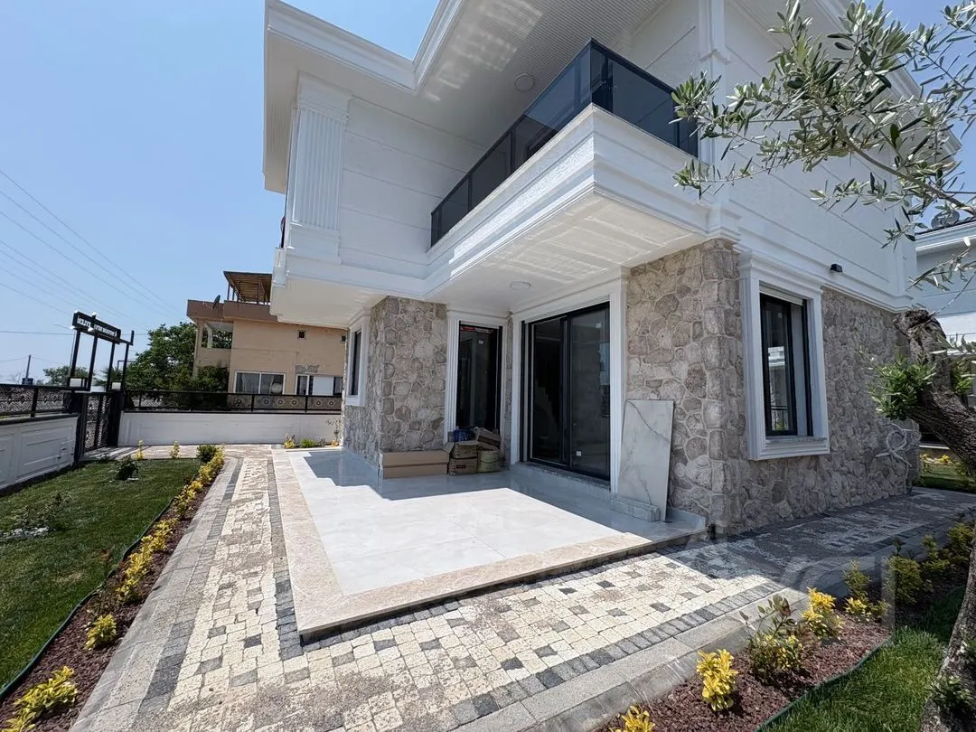 AVCI’DAN KÜÇÜKKUYUDA SİTE İÇERİSİNDE MÜSTAKİL YOLA YAKIN 3+1 VİLLA