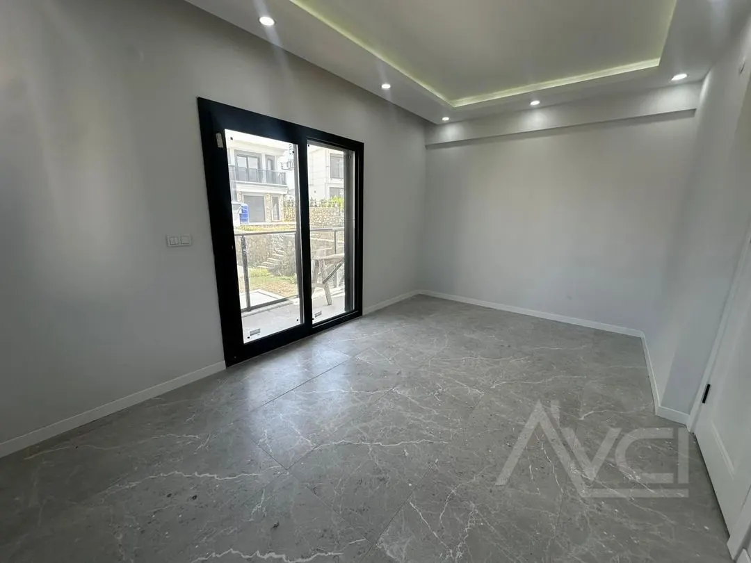 AVCI’DAN TAM MÜSTAKİL BAHÇEDEN DENİZ MANZARALI DENİZ250MT VİLLA